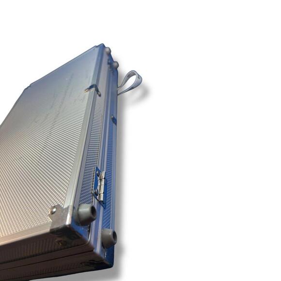 300-Piece Poker Set with Aluminum Carrying Case & Professional Weight Chips. - Picture 9 of 9